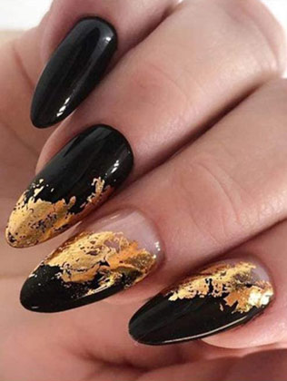 Uñas decoradasen dorado y negro